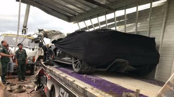 mclaren-p1-ruined-by-transport-truck-crash-in-cambodia_5.jpg