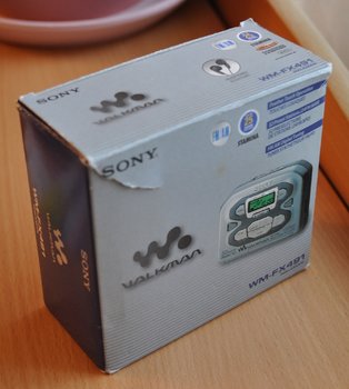Sony Walkman WM-FX491 01 Box Angle.JPG
