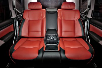 ustanovka_sideniy_BMW_F01_v_Toyota_Land_Cruiser_200______.jpg