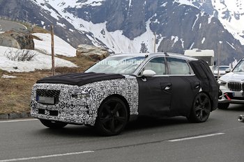 genesis-gv80-spied-less-disguised-in-the-alps-is-towing-a-bmw-x5_4.jpg