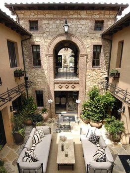 0ea608d14c127957cac34c6aa9f325fb--italian-courtyard-spanish-courtyard.jpg