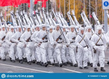 лыжники-солдат-в-белых-маскировочных-костюмах-зимы-проходят-парадом-154680647.jpg