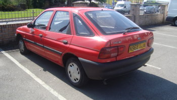 1995_Ford_Escort_1.3_Encore_(13909133369).jpg