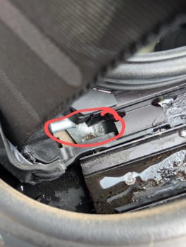 should-this-be-wet-potential-leaking-sunroof-v0-ybtyoz0638gf1.jpg