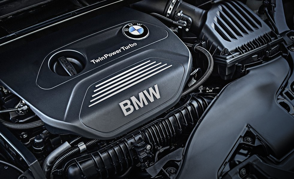 Новые двигатели бмв. Мотор БМВ 428. М56 двигатель БМВ. Двигатель плита БМВ. Пластик двигателя BMW.