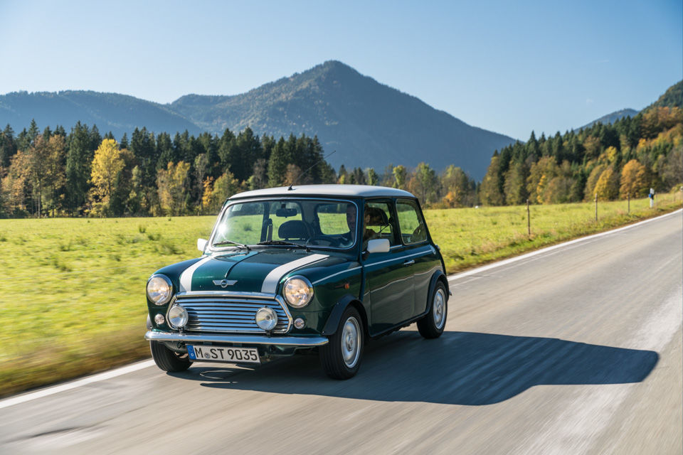 Авто 76. Автор автомобиль. Машина памяти. Mini Classic фото с человеком.