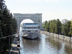 1280px Теплоход  Максим Литвинов  в шлюзе, Углич