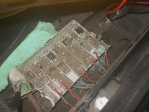 Влага попадавшая под ковер автомобиля стала причиной окисления и разрушения контактов!