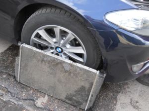 Забитый радиатор охлаждения BMW F10 снят
