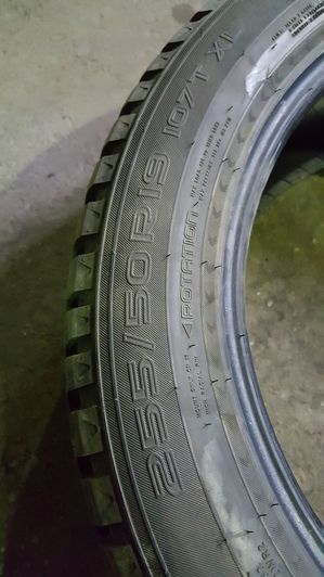 305690