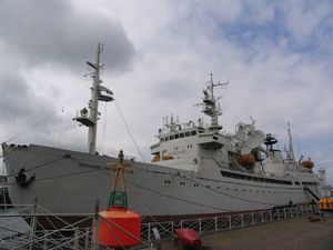 318352