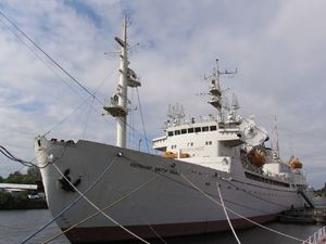 318360