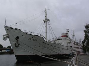 318402
