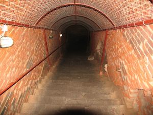 318566