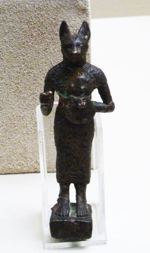 Статуэтка из раскопок в Баку. Написано, что ориентировочно это XIII-VIII до н.э.