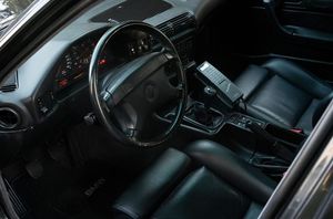 385560