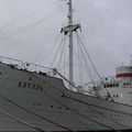 318402